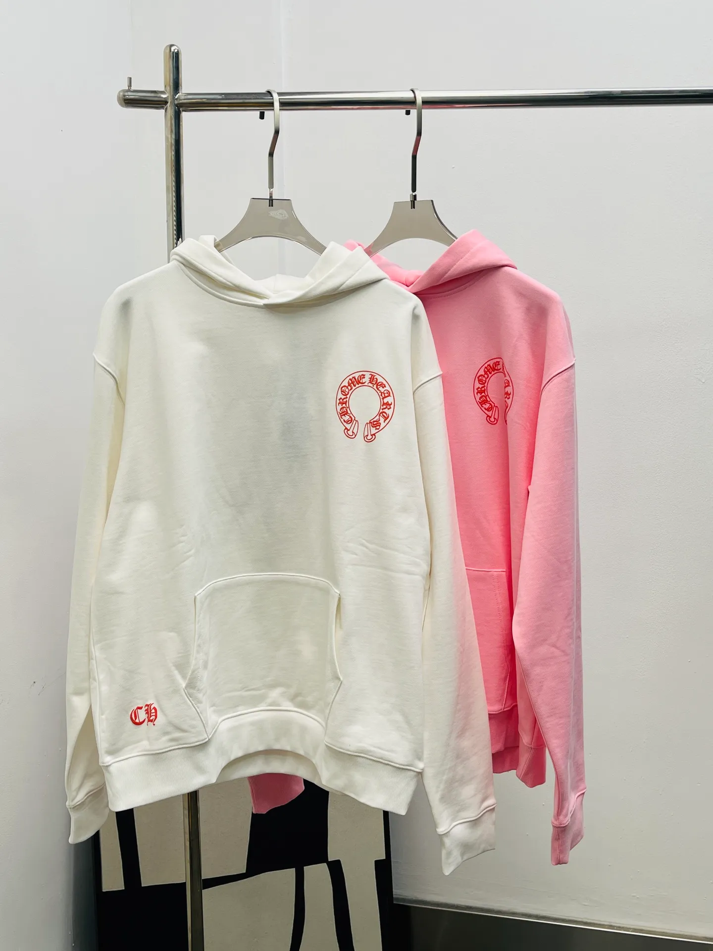 P390 Chrome hear*2025 new product released, loose silhouette hooded sweatshirt Customized YB native cotton weaving, comfortable and soft, stylish to wear, loose oversized hooded sweatshirt, chest logo + hem on one side are diagonally distributed, patterned fleur-de-lis cross echoes each other, low-key highlights personality charm, coupled with color collision, strong street casual style, adding a relaxed artistic atmosphere, comfortable and fashionable to wear, it can be easily controlled whether it is daily travel or leisure and entertainment, the same style for men and women. Customized surface accessories Hide